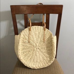 Round straw tote